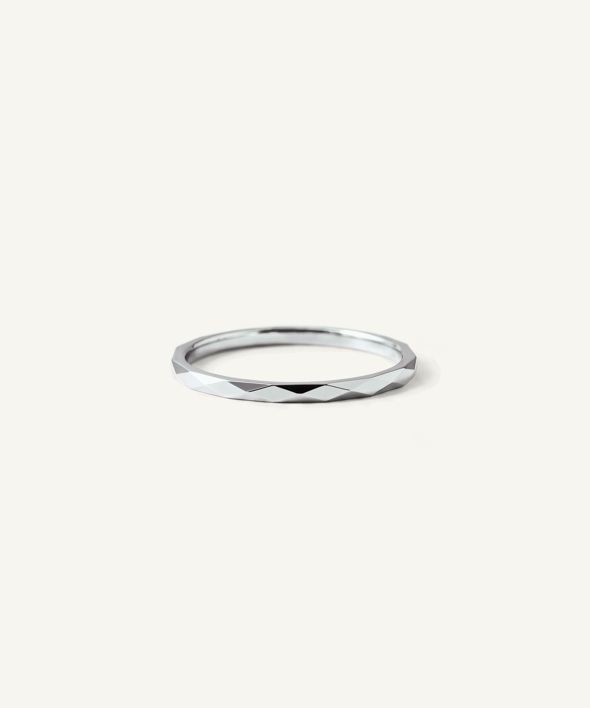 화이트 골드 | Faceted Slim Band Ring in white gold
