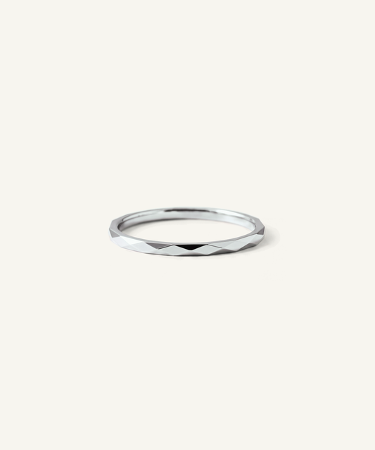 화이트 골드 | Faceted Slim Band Ring in white gold