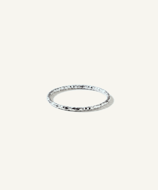 화이트 골드 | Hammered Slim Band Ring in white gold