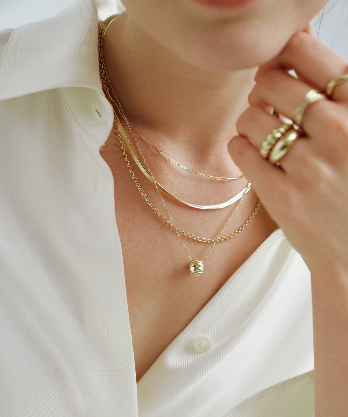 옐로우 골드 | Canelé Necklace, worn, close-up at the neck