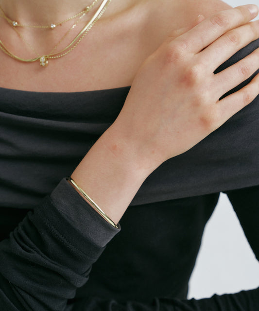 옐로우 골드 | Classic Bangle, worn, hand on the shoulder, close-up