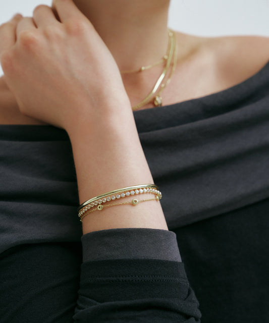 옐로우 골드 | Lab Grown Diamond Bezel Tennis Bracelet, worn, hand at the neck