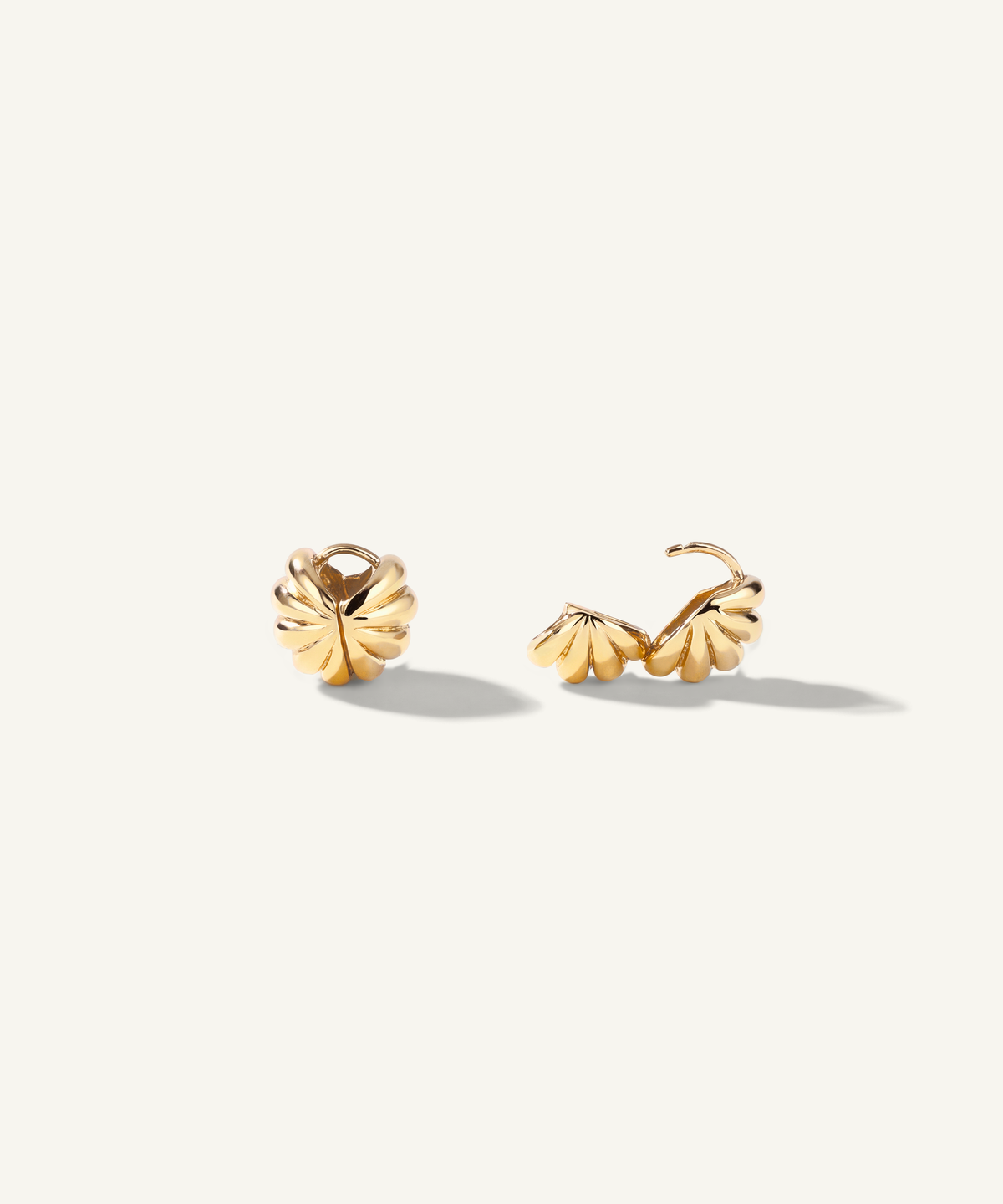 옐로우 골드 | Madeleine Hoop Earrings, side view, closed and open