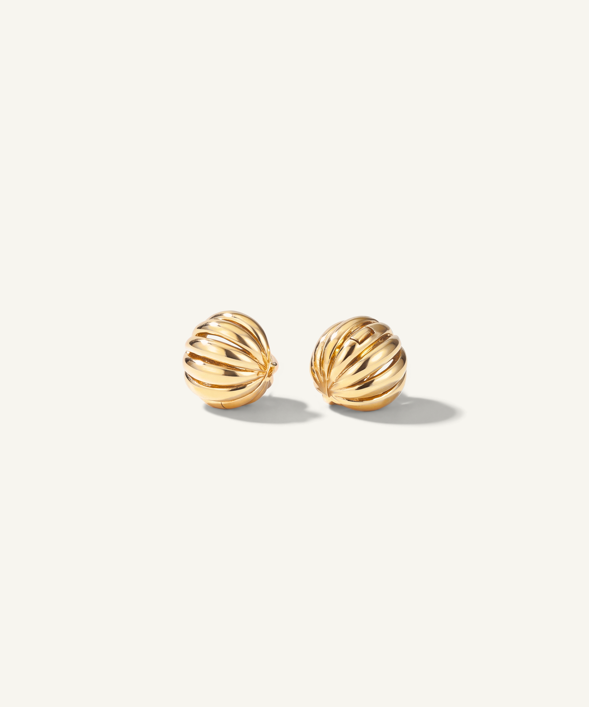 옐로우 골드 | Madeleine Hoop Earrings, angled