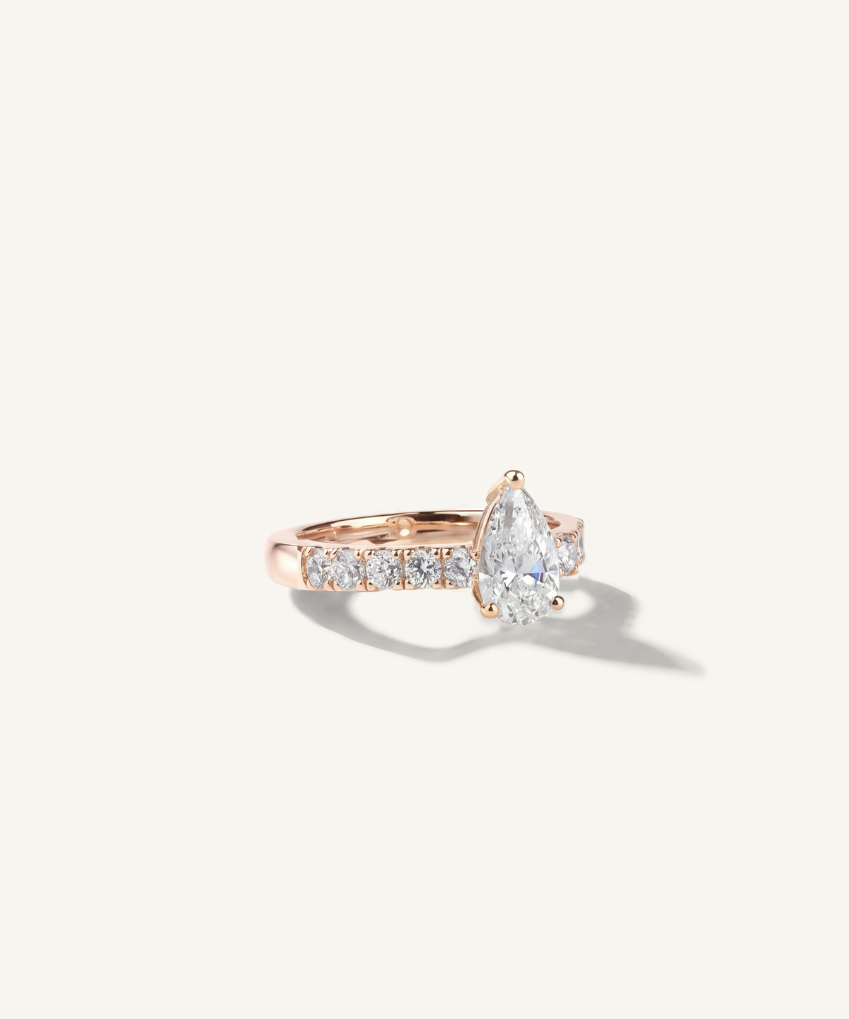 로즈 골드 | Pear Cut Lab Grown Diamond Pavé Engagement Ring, side view, 1ct