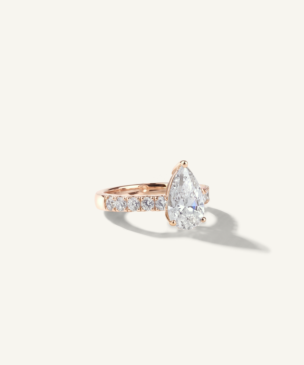 로즈 골드 | Pear Cut Lab Grown Diamond Pavé Engagement Ring, side view, 2ct