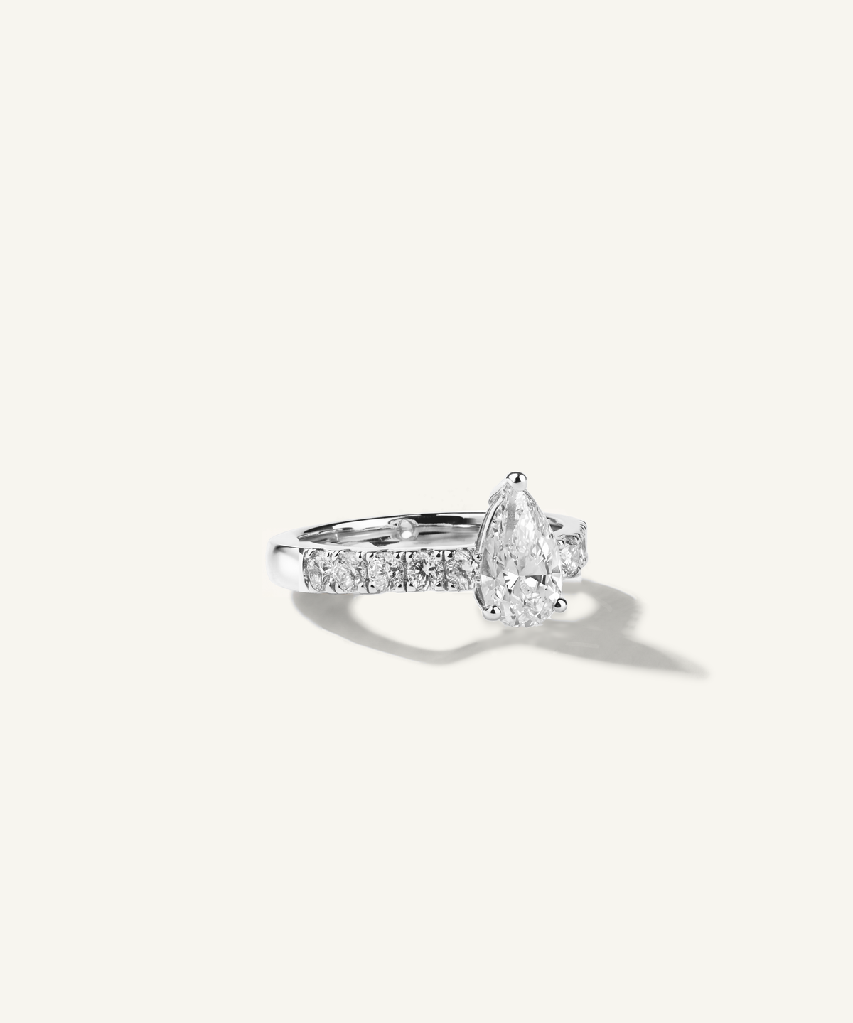 화이트 골드 | Pear Cut Lab Grown Diamond Pavé Engagement Ring, side view, 1ct