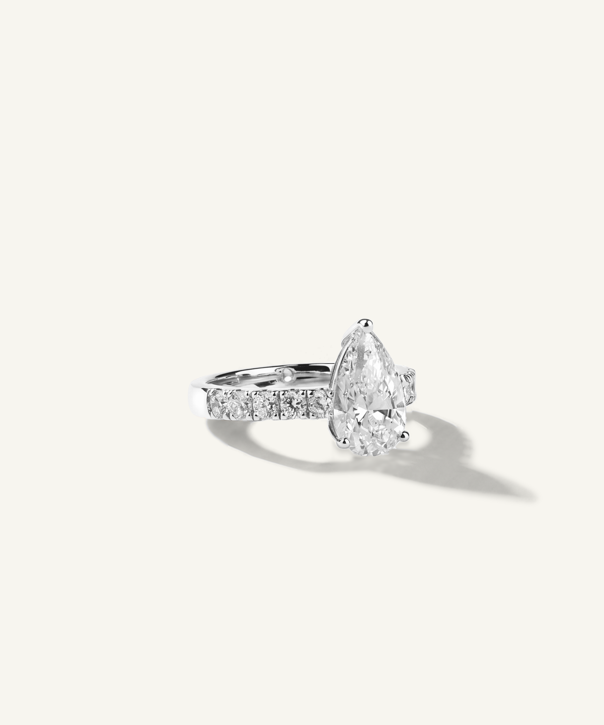 화이트 골드 | Pear Cut Lab Grown Diamond Pavé Engagement Ring, side view, 2ct