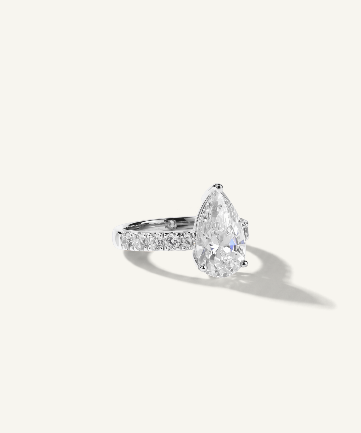 화이트 골드 | Pear Cut Lab Grown Diamond Pavé Engagement Ring, side view