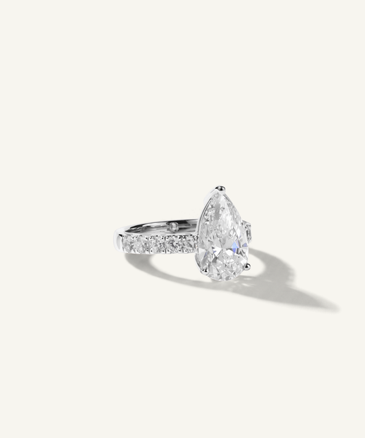 화이트 골드 | Pear Cut Lab Grown Diamond Pavé Engagement Ring, side view