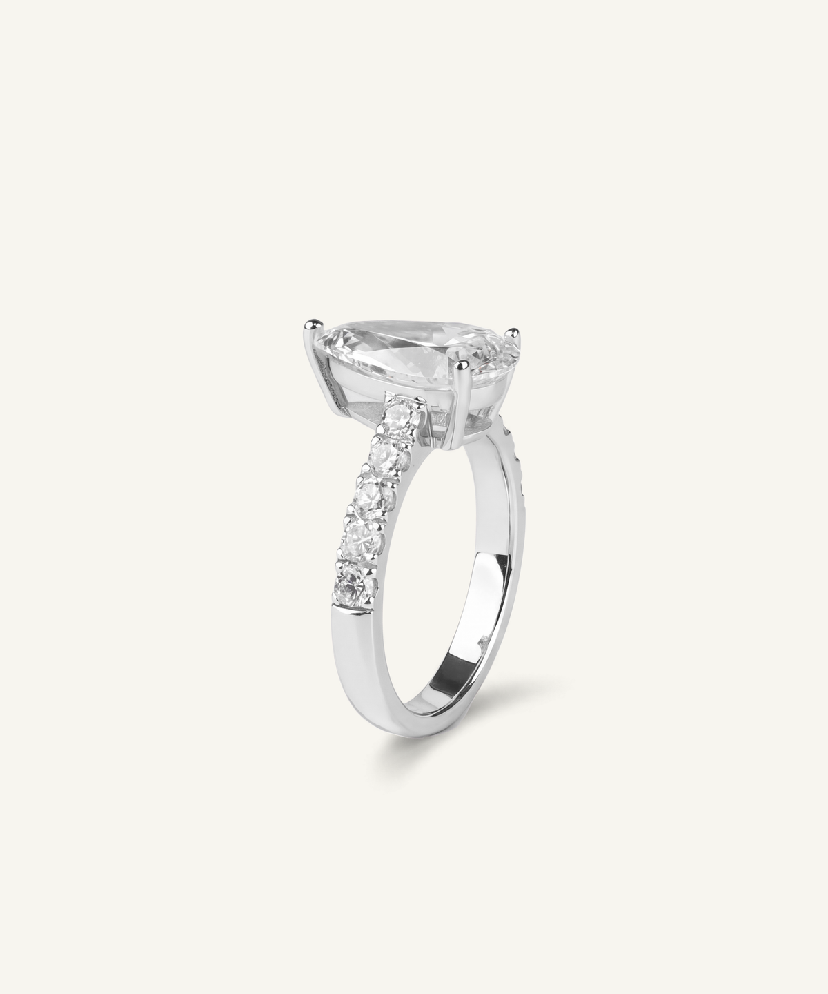 화이트 골드 | Pear Cut Lab Grown Diamond Pavé Engagement Ring, standing view