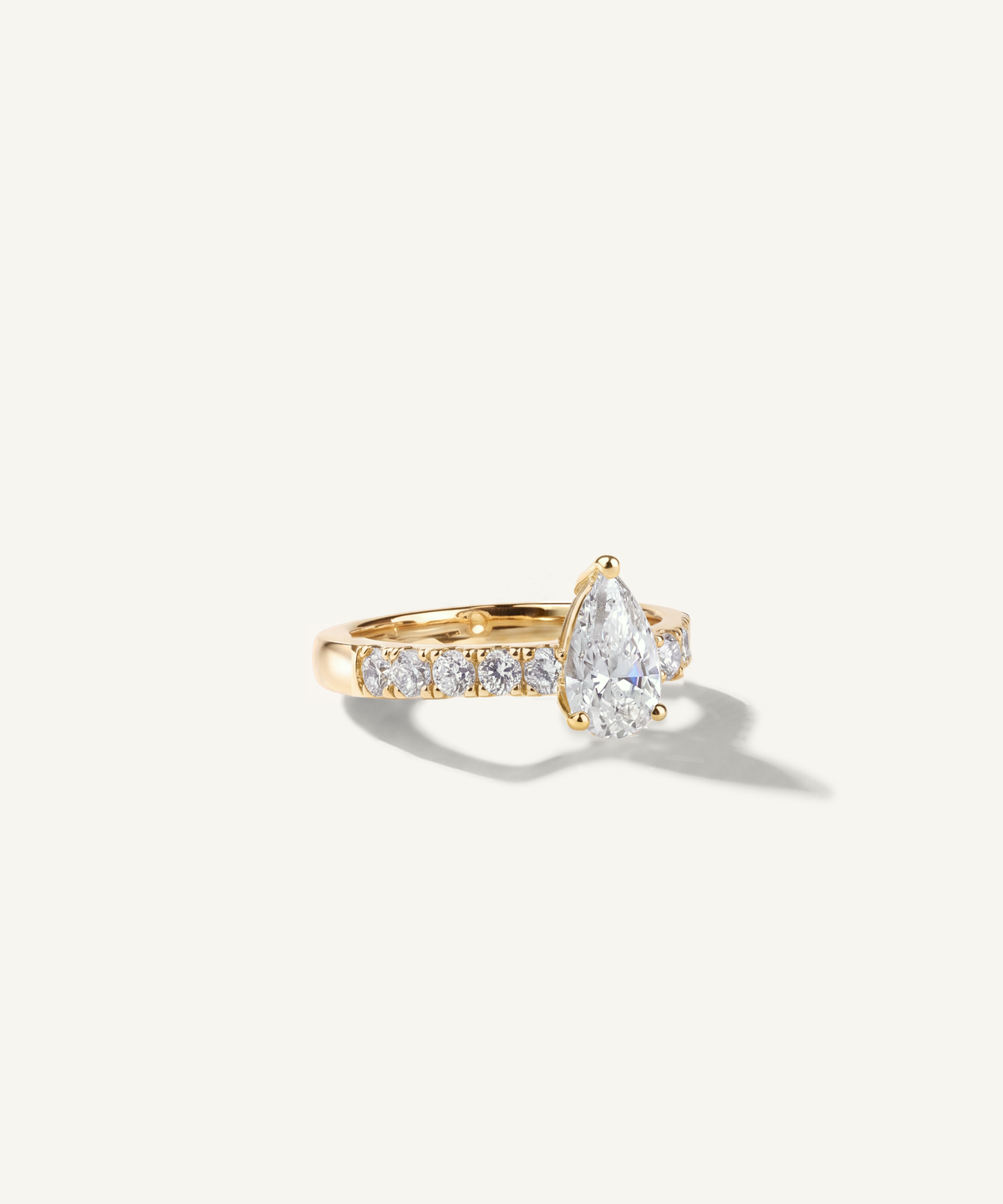 옐로우 골드 | Pear Cut Lab Grown Diamond Pavé Engagement Ring, side view, 1ct