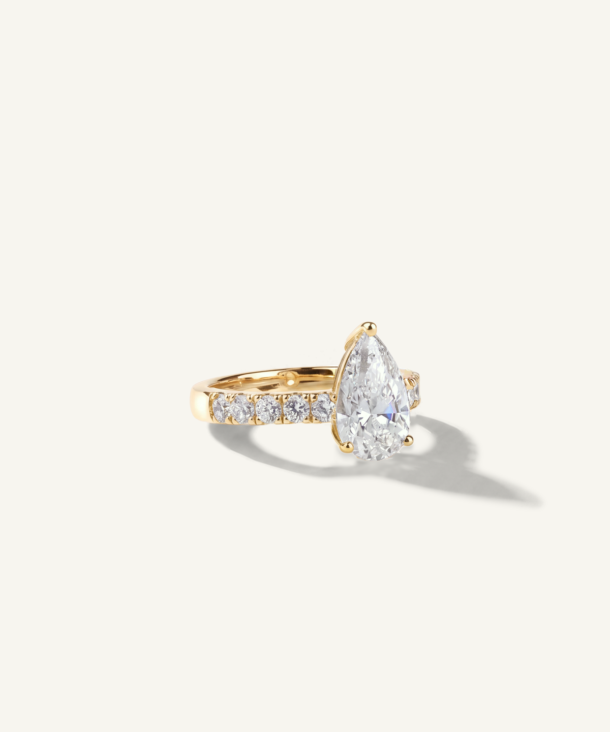 옐로우 골드 | Pear Cut Lab Grown Diamond Pavé Engagement Ring, side view, 2ct