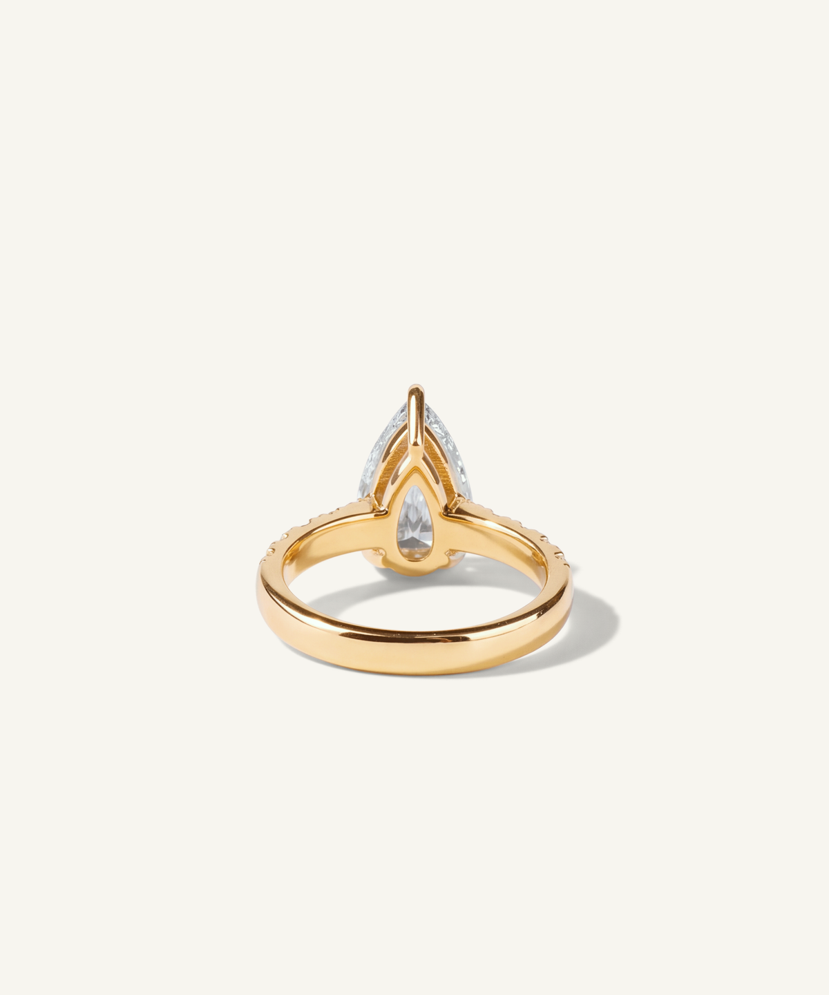 옐로우 골드 | Pear Cut Lab Grown Diamond Pavé Engagement Ring, back view