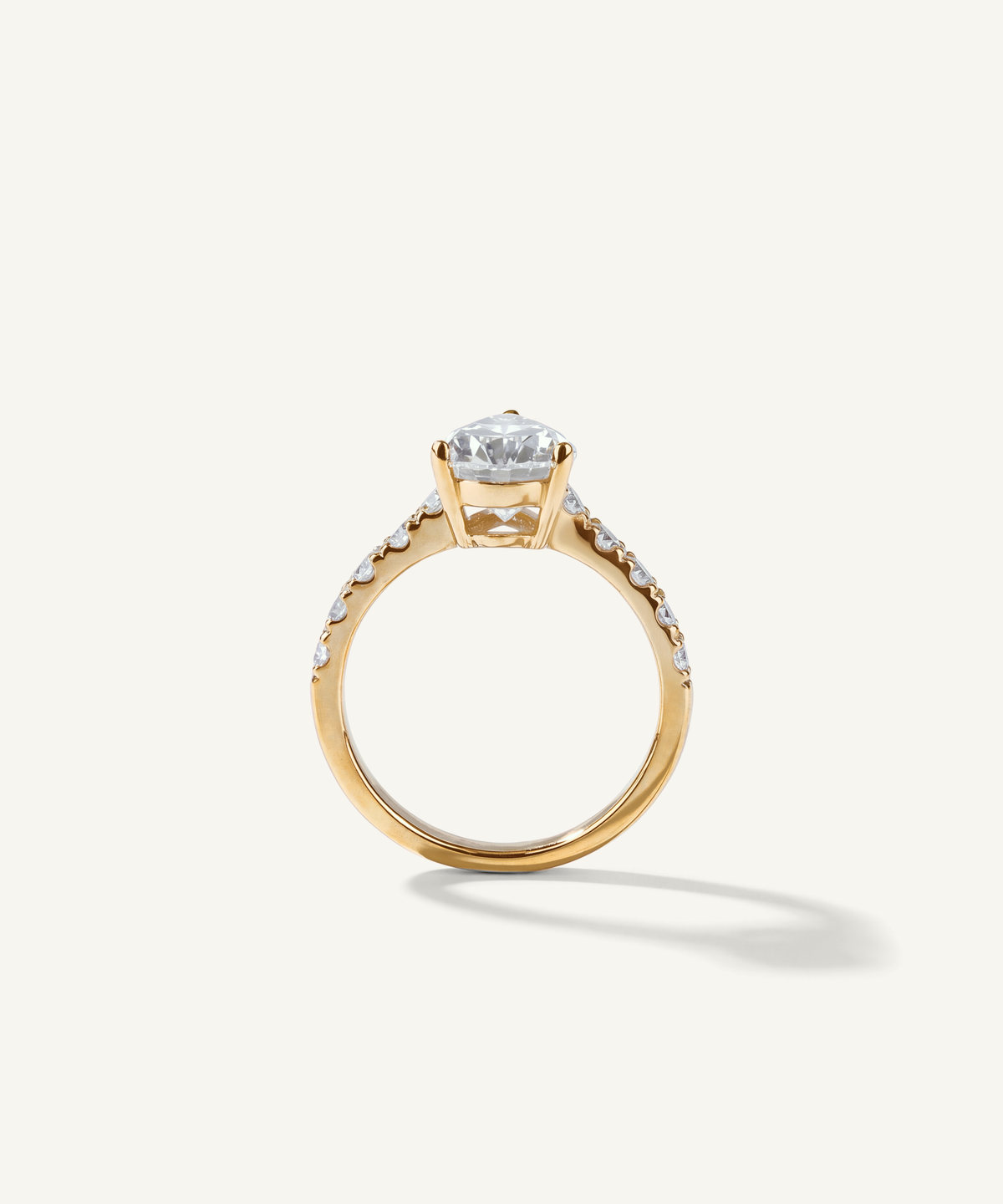 옐로우 골드 | Pear Cut Lab Grown Diamond Pavé Engagement Ring, end view