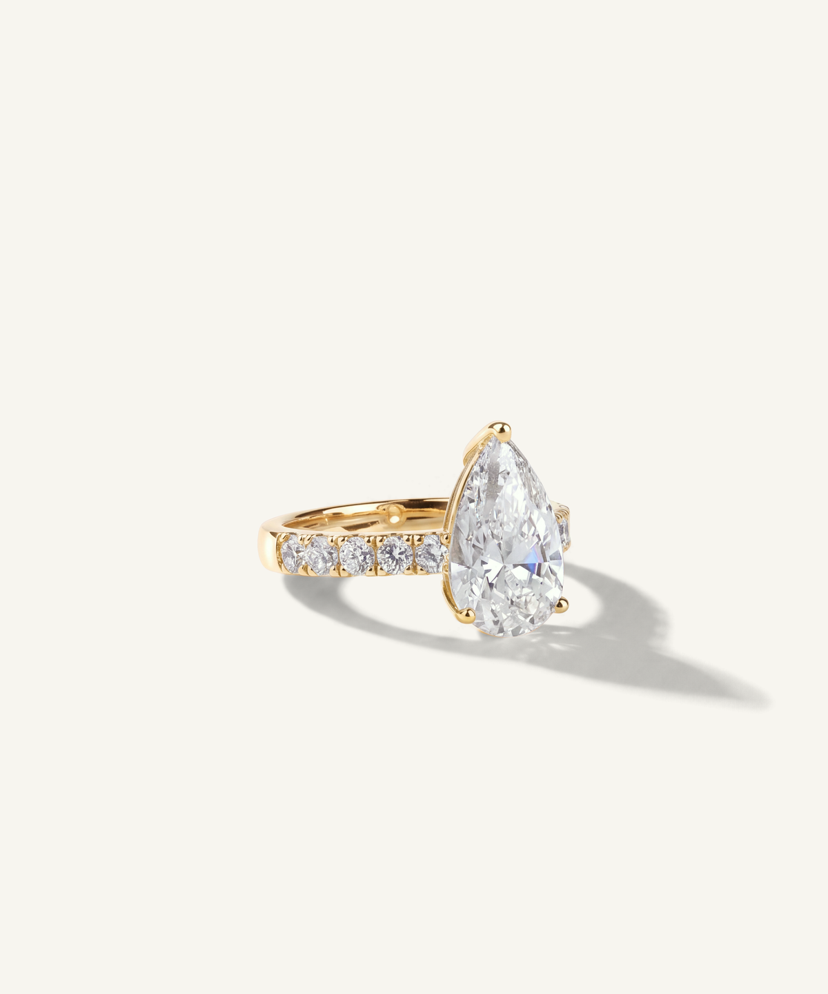 옐로우 골드 | Pear Cut Lab Grown Diamond Pavé Engagement Ring, side view