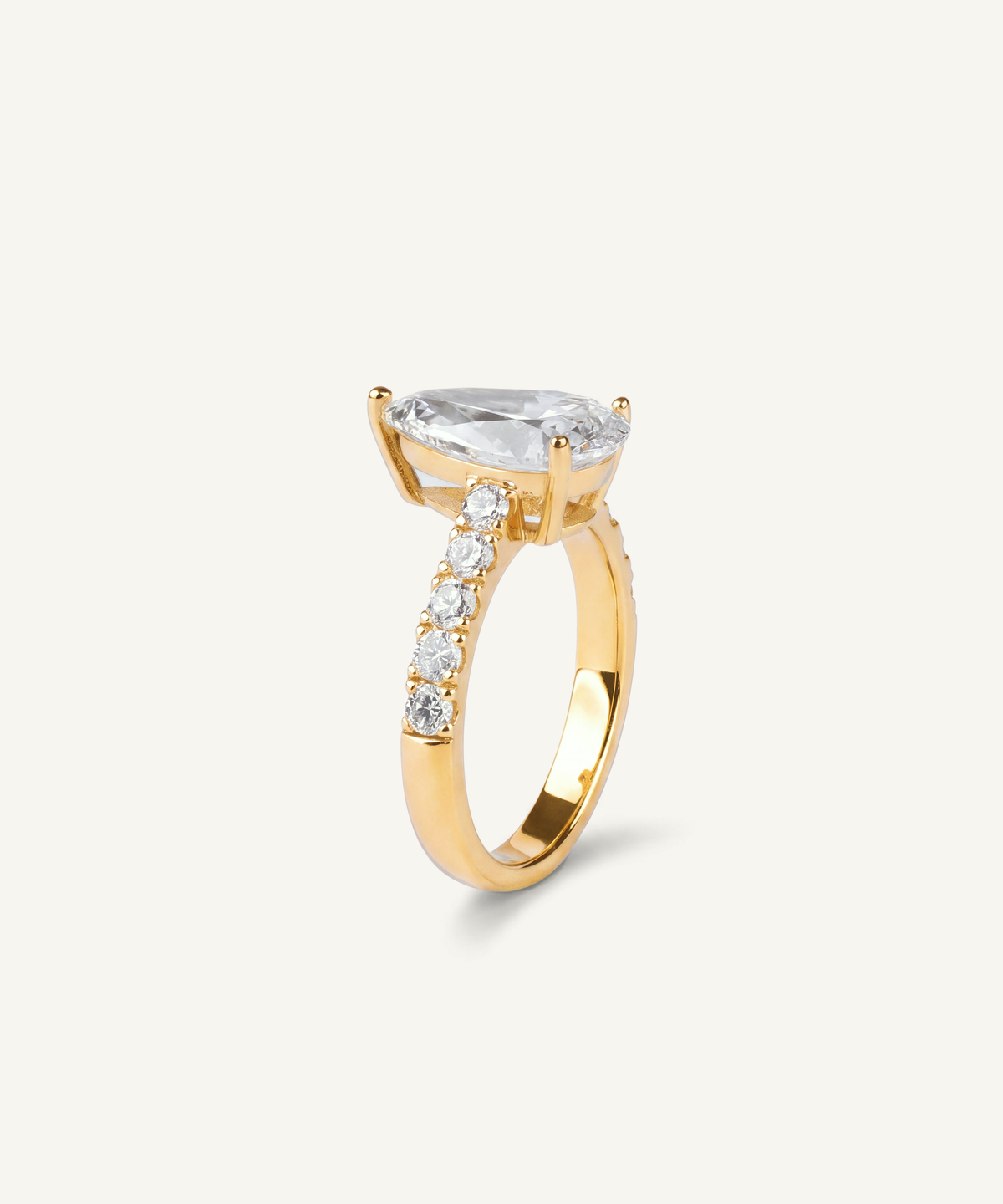 옐로우 골드 | Pear Cut Lab Grown Diamond Pavé Engagement Ring, standing view