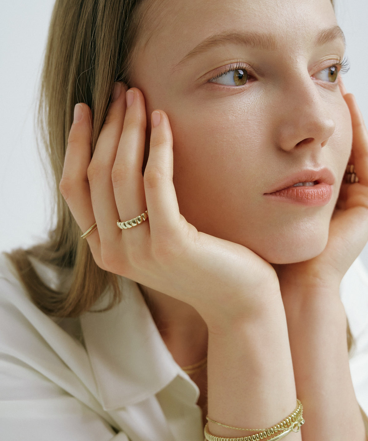 옐로우 골드 | Petite Pillow Ring, worn 2