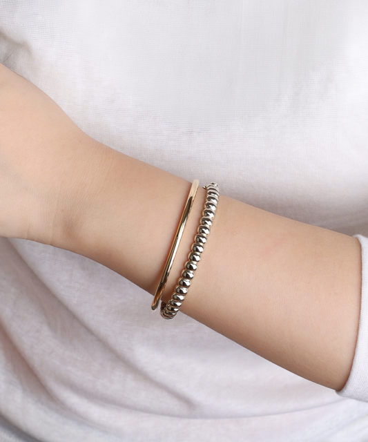 화이트 골드 | Pillow Bangle, worn