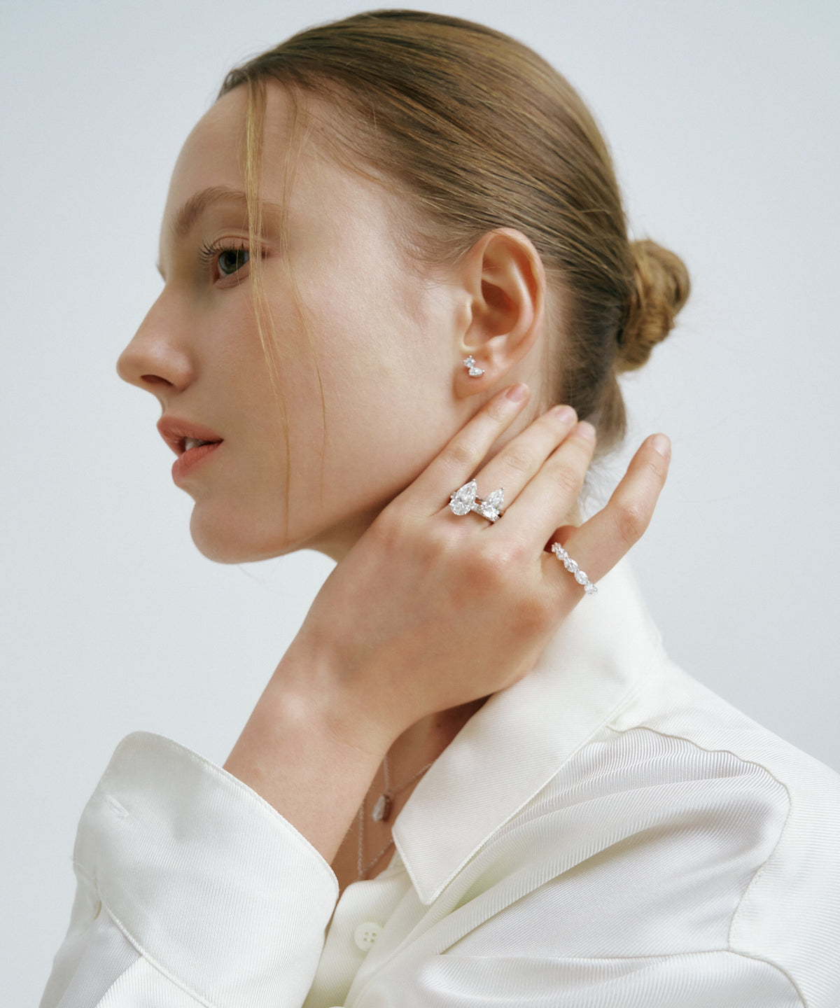 화이트 골드 | Tangent Stud Earrings, worn, profile