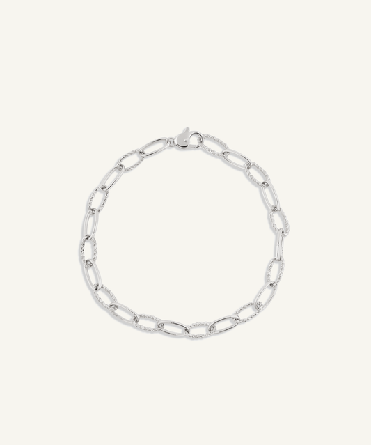 화이트 골드 | shot 1 | Twist chain bracelet in white gold on a white background