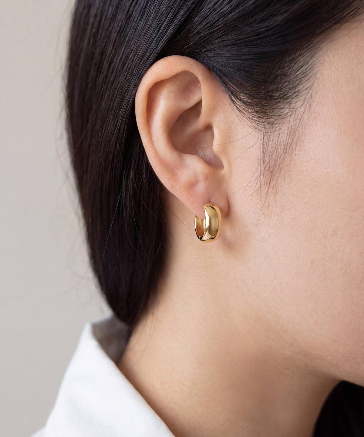 옐로우 골드 | wear 4 | Wide Dome Hoop Earrings in yellow gold worn on the ear
